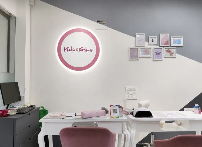 Alkapuri Main Branch Salon Atmosphere & Custom Nail Workstations
